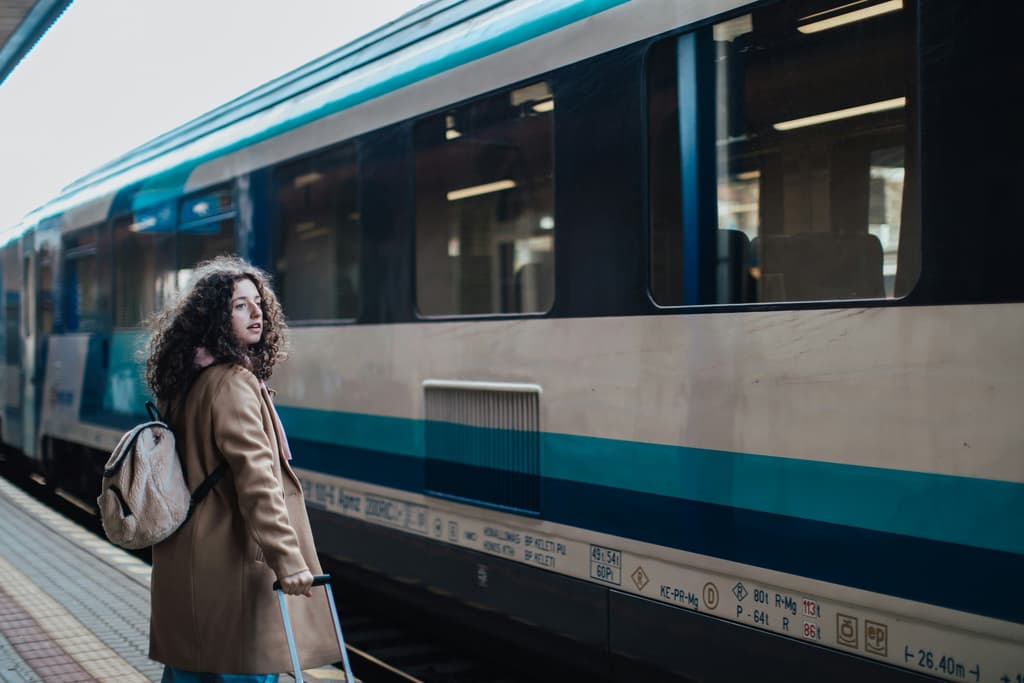 Vervang vluchten onder de 750 km door treinreizen